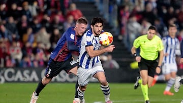 Guedes pelea por un balón en el Eldense-Real Sociedad de Copa del Rey.