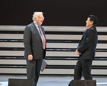 Actuaci¨®n de Maradona en el teatro San Carlo de N¨¢poles.