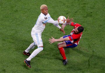 Clinton Njie y Lucas Hernández.