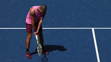 Carlos Alcaraz celebra la victoria contra Luciano daederi con un swig de golf.