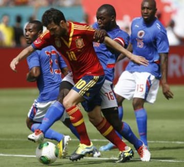 Cesc pelea un balón con Monuma y Alexandre.