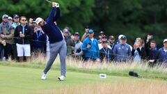 El golfistra español Jon Rahm golpea una bola durante la jornada fina del U.S. Open.