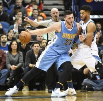 Karl-Anthony Towns ante Jusuf Nurkic.