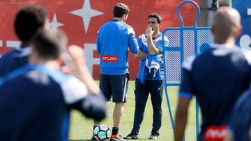 Gallego charló con Tamudo buena parte de la sesión. El mito del españolismo debe tener “más peso”, según Perarnau.