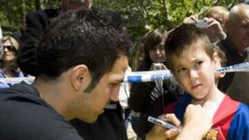 <b>UN ÍDOLO. </b>Cesc nunca ha escondido sus preferencias por lo azulgrana. En la fotografía, firma la camiseta del Barça a un niño.