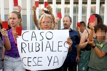 Con tarjetas rojas y pancartas reivindicativas los manifestantes piden la dimisión del presidente de la RFEF, Luis Rubiales.