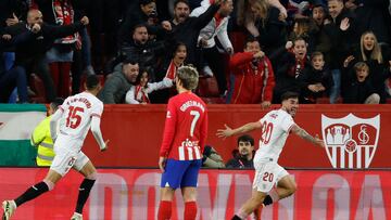 SEVILLA, 11/02/2024.- El delantero del Sevilla, Isaac Romero (d), celebra el primer gol del equipo sevillista durante el encuentro correspondiente a la jornada 24 de Primera División que disputan hoy Domingo Sevilla y Atlético de Madrid en el estadio Sánchez Pizjuán, en Sevilla. EFE/ Julio Muñoz.