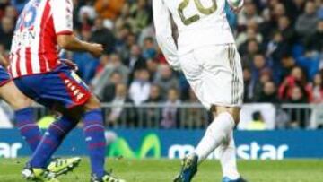 <b>APROBADO. </b>Moisés estuvo encima de Higuaín todo el partido. Sólo le dio espacio una vez... y fue gol.