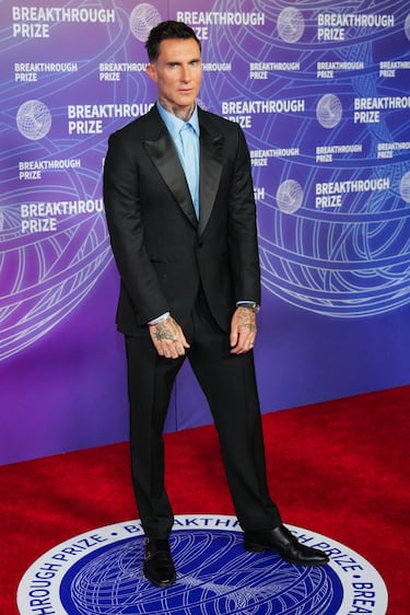 Adam Levine of Maroon 5 posa en la alfombra roja de la 12.ª ceremonia de entrega del premio Breakthrough en el Barker Hangar de Santa Mónica, California. 


