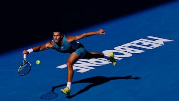Tennis - Australian Open - Melbourne Park, Melbourne, Australia - January 19, 2025 Spain's Carlos Alcaraz in action during his fourth round match against Britain's Jack Draper REUTERS/Tingshu Wang