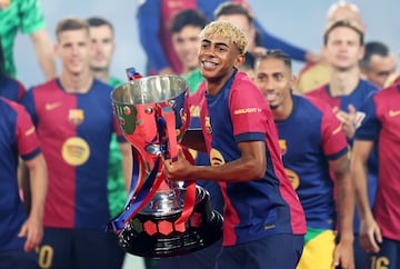 Lamine Yamal, nacido el 13 de julio de 2007 en Esplugues de Llobregat, España, es una de las mayores promesas del fútbol mundial. El gran talento del fútbol español. En apenas dos temporadas en la élite ya ha ganado dos ligas, una Copa del Rey, una Supercopa de España y una Eurocopa. Este año, Lamine Yamal se ha asentado en la titularidad en el Barcelona con unos números espectaculares, 18 goles y 25 asistencias. Juega como extremo derecho en el FC Barcelona, donde ha demostrado una calidad excepcional y una madurez sorprendente para su edad. Su valor de mercado ha alcanzado los 180 millones de euros, consolidándolo como uno de los jugadores más valiosos de su generación.

Desde su debut con el primer equipo en 2023, Yamal ha roto múltiples récords, convirtiéndose en el jugador más joven en disputar un partido oficial con el Barcelona y en marcar en la historia de El Clásico. Además, ha sido pieza clave en la selección española, con la que ha jugado 19 partidos, anotando 4 goles.