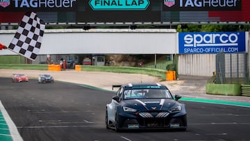 Azcona gana en Vallelunga con el Cupra.