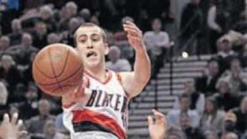<b>AIR SERGIO. </b>Sergio dibuja magia ante Jaric en el aire de Portland.