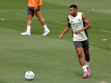 Kylian Mbappé durante el entrenamiento. 
 