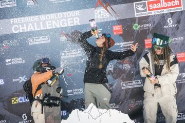 Núria Castan disfrutando de su victoria en lo más alto del podium.