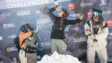 Núria Castan disfrutando de su victoria en lo más alto del podium.