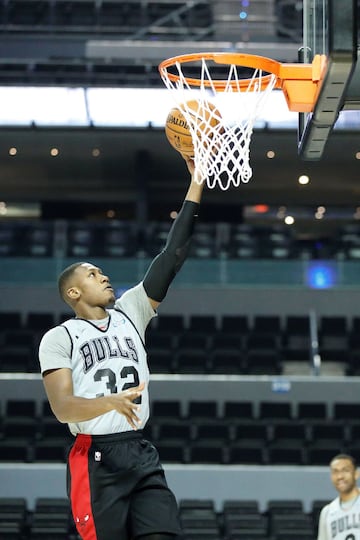 Kris Dunn intenta depositar la pelota sobre la canasta. 