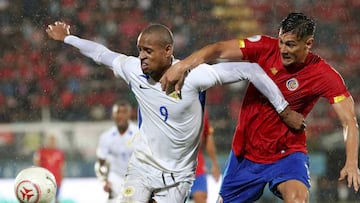 Costa Rica's Oscar Duarte (R) vies for the ball with Curazao's Rangelo Janga during their CONCACAF League of Nations football match at the Alejandro Morera Stadium, in Alajuela, Costa Rica, on October 13, 2019. (Photo by JOHN DURAN / AFP)