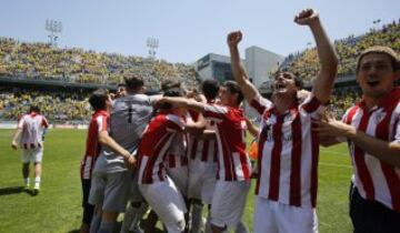 Los jugadores del Bilbao Athletic B celebran el ascenso a Segunda. 