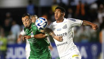 AMDEP1126. SANTOS (BRASIL), 20/04/2023.- Angelo (d) de Santos disputa un balón con Roberto Cereceda de Audax hoy, en un partido de fase de grupos de la Copa Sudamericana entre Santos y Audax Italiano en el estadio Vila Belmiro en Santos (Brasil). EFE/ Guilherme Dionisio
