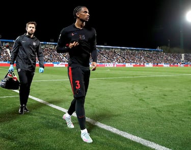El lateral zurdo del Barcelona abandonó el terreno de juego tras un golpe disputa de un balón con Adriá Altimira al borde del área culé.