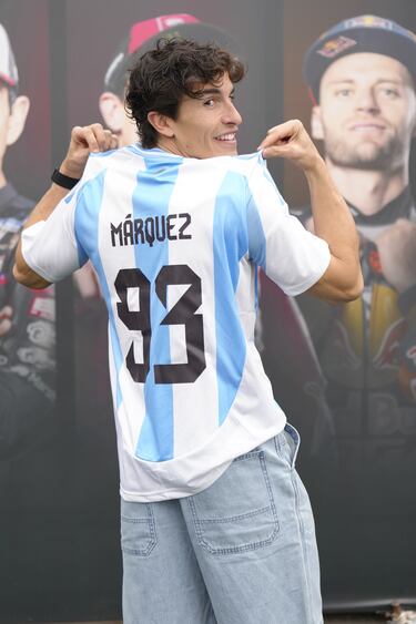 El octacampeón del mundo posa con la camiseta de la Seleccción de Argentina con su nombre y su número fetiche, el 93, serigrafiado en su espalda.