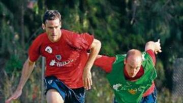 <b>DE NUEVO EN CASA. </b>Gaizka Toquero, en la pretemporada junto a Igor Gabilondo, corre tras el balón.