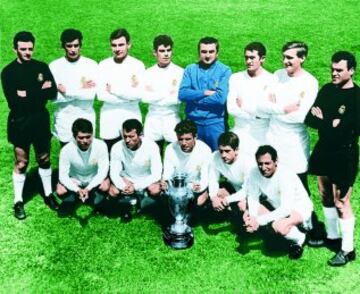 11/05/1966 Final de la Copa de Europa entre el Real Madrid - Partizán. En esta histórica instantánea el Real Madrid posa con dos porteros puesto que el titular durante toda la competición, el canario Betancort, no pudo disputar la final al resultar lesionado en el partido de ida de las semifinales ante el Inter. Debido a ese contratiempo, el titular en Heysel fue Araquistáin.