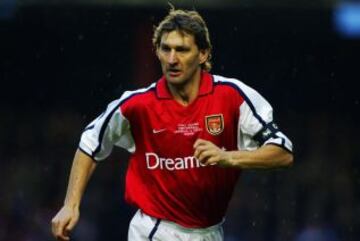 10 de octubre: 49 años cumple el ex futbolista Tony Adams. Toda su carrera profesional la hizo en el Arsenal de Inglaterra (22 años), donde es considerado uno de los mejores jugadores en la historia 'gunner'.