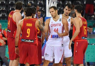 Bojan Bogdanovic protestando frente a Ricky Rubio.