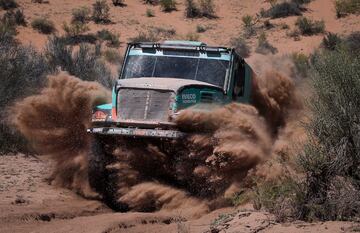 Decimotercera etapa entre San Juan y Córdoba. El piloto holandés Ton Van Gebubgten con Iveco.