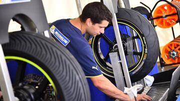 Un mecánico de Michelin trabaja con un neumático intermedio.