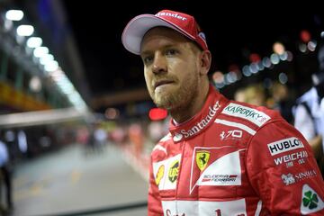 El piloto alemán de Ferrari, Sebastian Vettel, regresa tras conseguir su pole.