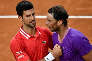 Rafael Nadal y Novak Djokovic se saludan tras el partido. 