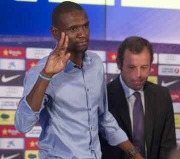 Eric Abidal anunció en una sala de prensa repleta y entre lágrimas que se va del Barcelona. Lo hizo en un acto en el que estuvo acompañado por toda la plantilla del Barcelona y en la que estuvo acompañado por Sandro Rosell y Andoni Zubizarreta.