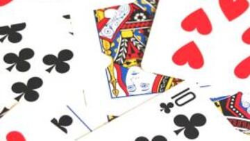 Una baraja de poker tradicional expandida. Es importante seleccionar correctamente las manos a jugar.