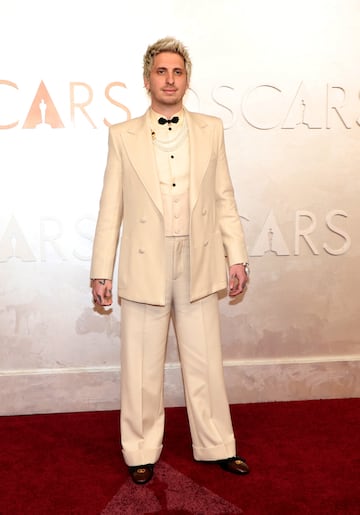 Andrew Watt posa en la alfombra roja del Dolby Theatre.