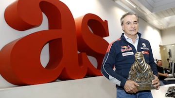 Carlos Sainz celebra en As su victoria en el Dakar