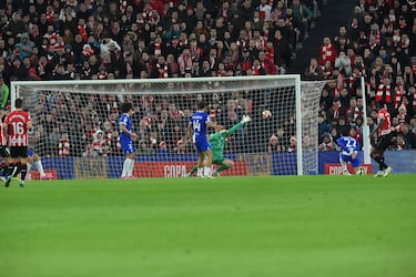 1-0. Magnífica y letal conexión de los hermanos Williams. Centro de Nico, desde la línea de fondo de la banda izquierda, al segundo palo donde se  encuentra Iñaki que ejecuta una potente volea para superar a Jan Oblak.
