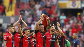 Jugadores del Atlas festejan el pase a las semifinales al eliminar a Chivas.