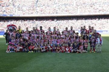 Formación del Atlético de Madrid con niños rojiblancos.