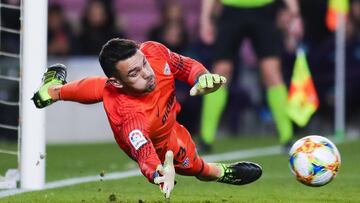 30th January 2019, Camp Nou, Barcelona, Spain; Copa del Rey football, quarter final, second leg, Barcelona versus Sevilla; Juan Soriano of Sevilla CF is beaten by the penalty of Philippe Coutinho of FC Barcelona in 13th minute for 1-0 (photo by Eric Alons