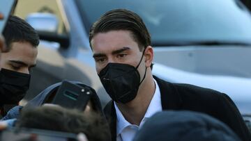 28 January 2022, Italy, Turin: Fiorentina&#039;s Dusan Vlahovic (C)&nbsp;arrives at the J Medical Centre to complete his transfer to Juventus from Fiorentina, for a fee of over 75 million euros. Photo: Jonathan Moscrop/CSM via ZUMA Wire/dpa
 Jonathan Mosc