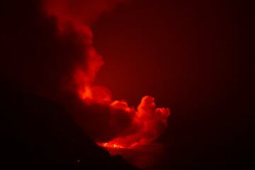 La lava del volcán de La Palma ha llegado al mar en la costa del municipio de Tazacorte. Se ha precipitado de un acantilado de cerca de 100 metros de altura. Las nubes tóxicas que genera el magma al contacto con el agua del mar suponen la gran preocupación de las autoridades.
