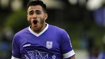 El delantero Maximiliano G&oacute;mez celebra uno de los dos goles que marc&oacute; en el &uacute;ltimo partido del Torneo Apertura uruguayo.