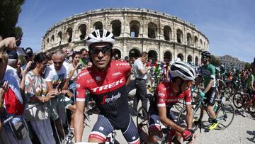 GRA113 NIMES (Francia), 20/08/2017. El ciclista madrile&ntilde;o del equipo Trek, Alberto Contador,a su salida de la segunda etapa de la Vuelta Ciclista a Espa&ntilde;a, con salida en Nimes y meta en Narbone con un recorrido de 203,4 kil&oacute;metros. EFE/JAVIER LIZ&Oacute;N