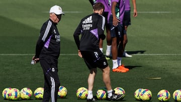 MADRID, 01/05/2023.- El entrenador del Real Madrid, Carlo Ancelotti, durante el entrenamiento del equipo en la Ciudad Deportiva de Valdebebas en Madrid, este lunes, en preparación del partido de LaLiga contra el Real Sociedad, este martes. EFE/Sergio Pérez