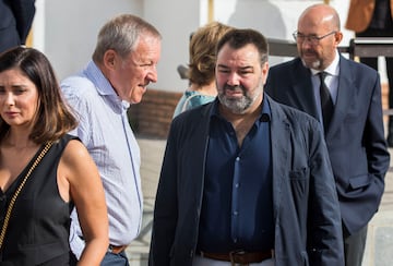 El cantante Rafael Almarcha durante el traslado del féretro de Jesús Quintero al cementerio de San Juan del Puerto (Huelva) tras la misa funeral.   