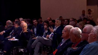 21/10/23 captura de television de LA ASAMBLEA DEL BARCELONA
Enric Masip, asesor de Joan Laporta, fue 'cazado' por las cámaras haciendo gestos ostensibles la junta directiva para que le cortara.