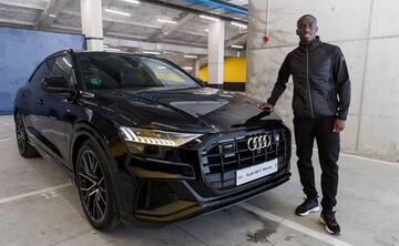 La plantilla del Real Madrid recibe sus nuevos coches